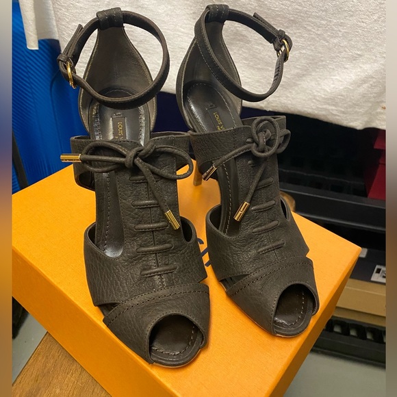 Louis Vuitton Sandal - Picture 2 of 2